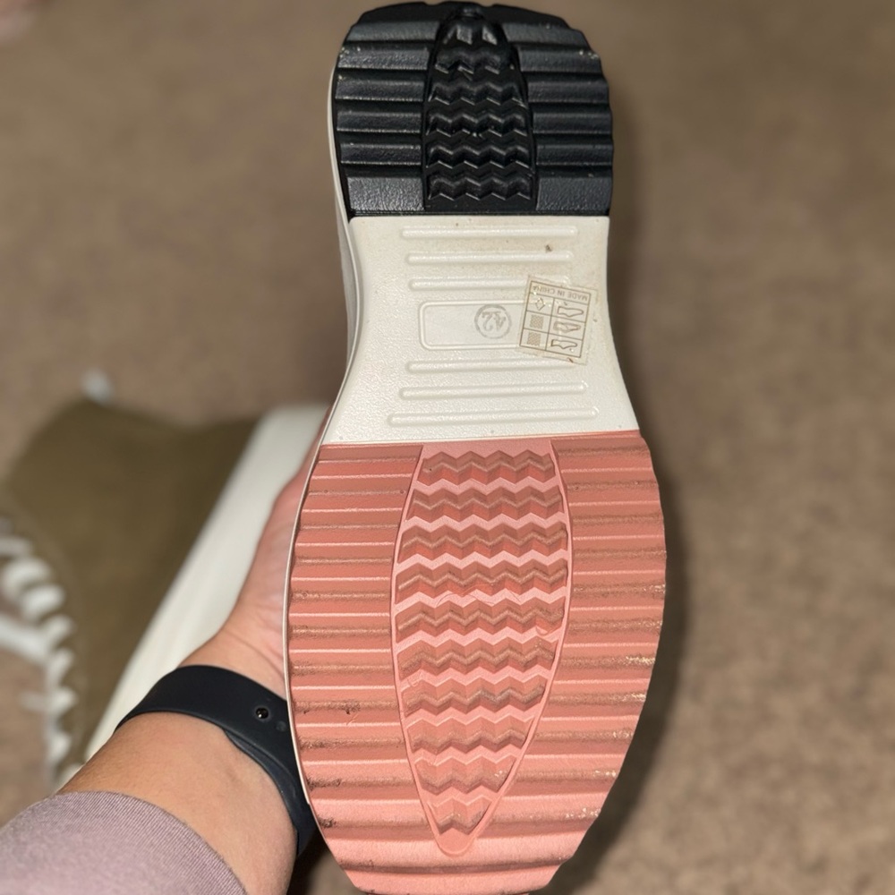 High-Top Sneakers with White and Tan Design - Picture 5 of 5